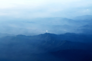高空拍摄的自然山脉背景