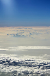 高空的云层背景，在飞机上拍摄