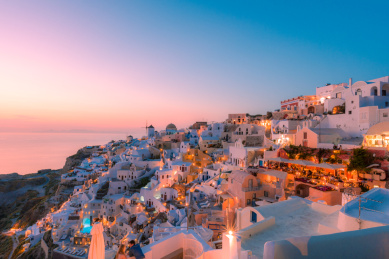 希腊圣托里尼伊亚小镇的粉红日落全景
