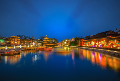 中国四川雅安青衣江廊桥建筑夜景