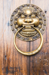 中式古建筑的门环，兽首衔环