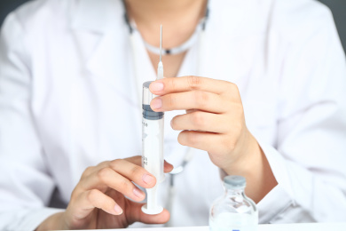 女医生手拿注射器