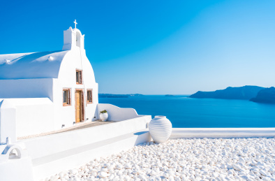 蓝天下希腊圣托里尼岛美丽浪漫的白色悬崖海景酒店房子