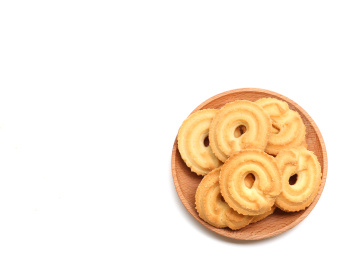 曲奇饼干放在木盘里,白底素材