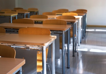 明亮的教室和课桌