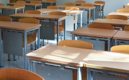 明亮的教室和课桌