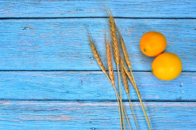 俯拍的木板桌面和食物