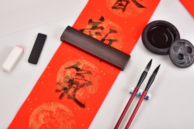 中国春节写春联 