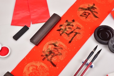 中国春节写春联 