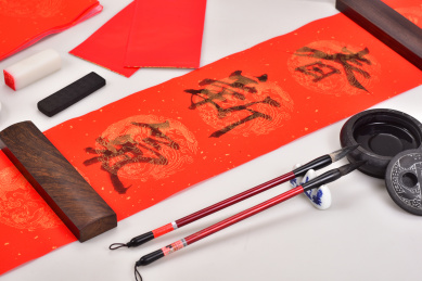 中国春节写春联 