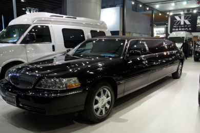 广州，中国 - 12月27日：林肯在第八届中国国际汽车展览展示豪华轿车水晶汽车。于2010年12月27日，在中国广州。