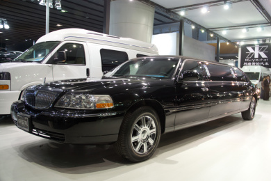 广州，中国 - 12月27日：林肯在第八届中国国际汽车展览展示豪华轿车水晶汽车。于2010年12月27日，在中国广州。