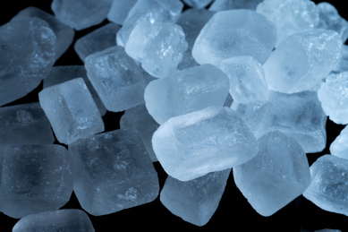 糖晶体.冰糖在黑色的背景.