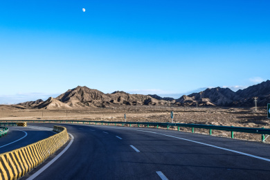 戈壁滩上的公路