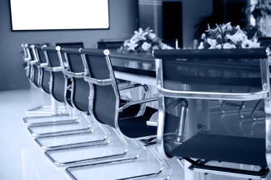 会议桌，在会议室的椅子。