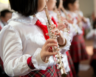 学生们吹笛子。