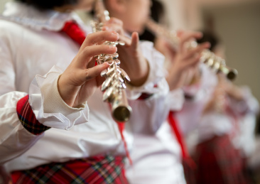 学生们吹笛子。