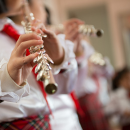 学生们吹笛子。