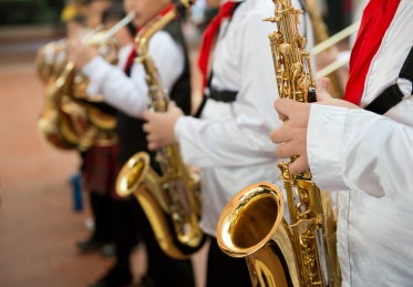 学生们演奏萨克斯管。