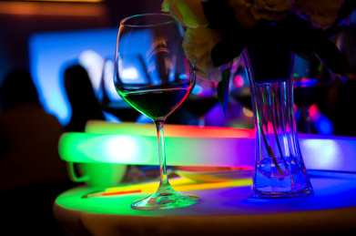 色彩缤纷的鸡尾酒休息在一家夜总会上吧。
