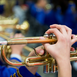 学生们玩小号。