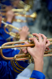 学生们玩小号。