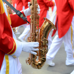 学生们演奏萨克斯管。