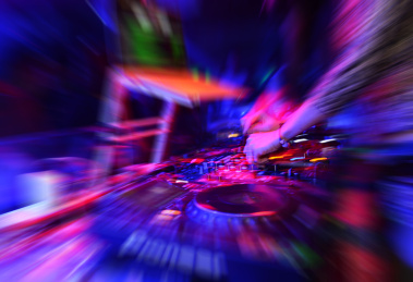 在夜总会的人们