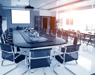 会议桌，在会议室的椅子。