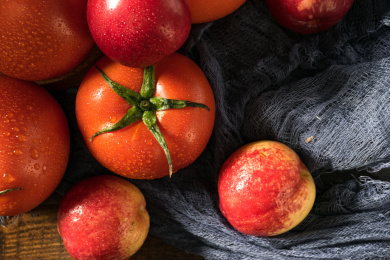 新鲜的番茄和水果