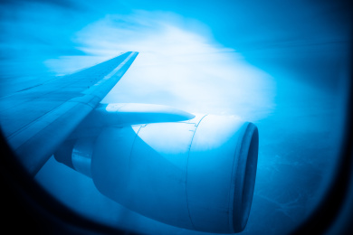 飞行在云层之上 - 太阳之下。