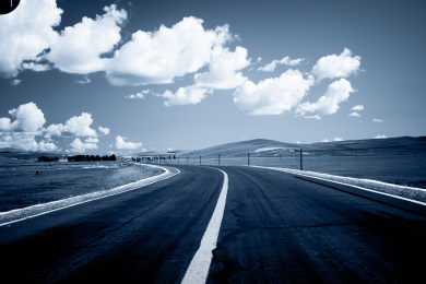 通向未来之路与山和蓝天的背景户外。