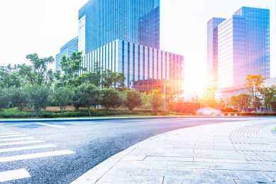 干净的空城市道路，并在一个阳光灿烂的日子现代建筑，上海，中国