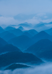 晨曦中云雾缭绕重重叠叠的水墨仙境重庆奉节金凤山