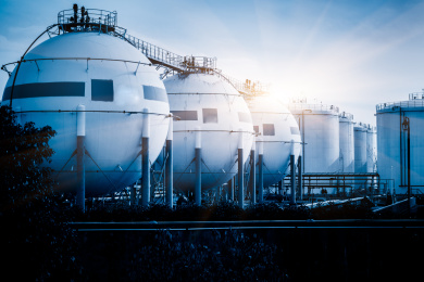 石化工厂煤气罐。