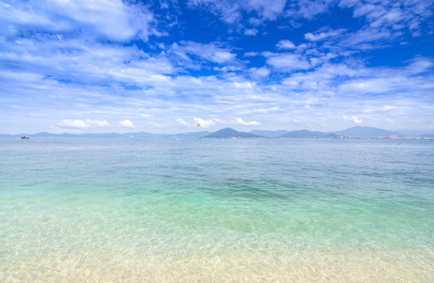 中国海南三亚西岛太阳湾蓝天白云海边度假海滩海水高清大图