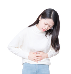 年轻女子腹部不适，很难受的皱着眉头，手按着肚子