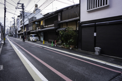 日本东京白天的城市街道小巷