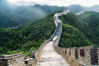 长城的大致沿着整个中国的历史北部边界的东到西线建成。
