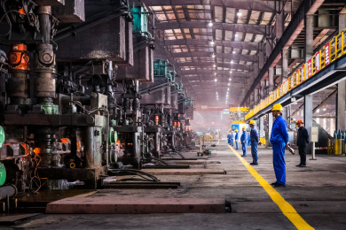 工人站在线，一家钢铁厂的内部来看，钢铁行业的中国城市。