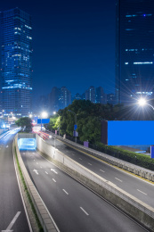 通过现代化的城市在上海，中国的道路。