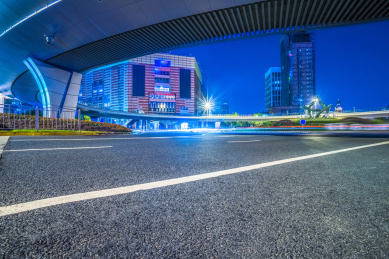 在上海，中国通过现代化城市空柏油路。