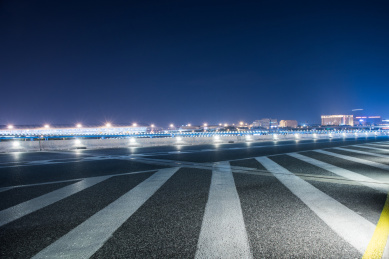 在上海，中国通过现代化城市空柏油路。