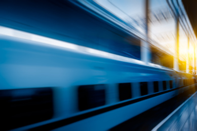 在中国城市的列车离开平台的模糊看法。