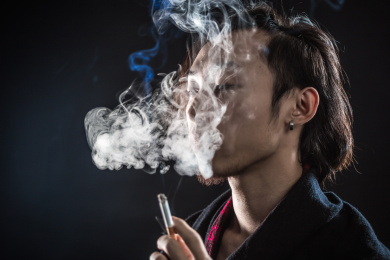 男人的侧视图吸烟 男