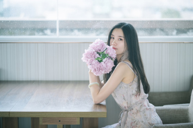 冬日捧花的美丽少女