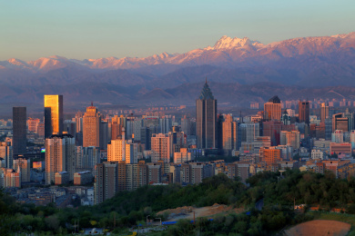 乌鲁木齐城市风光日照金山