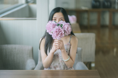 冬日捧花少女人像素材