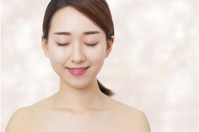 皮肤光滑的美丽女性