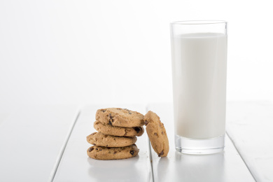 牛奶和曲奇，巧克力饼干的特写镜头，健康营养早餐，小吃